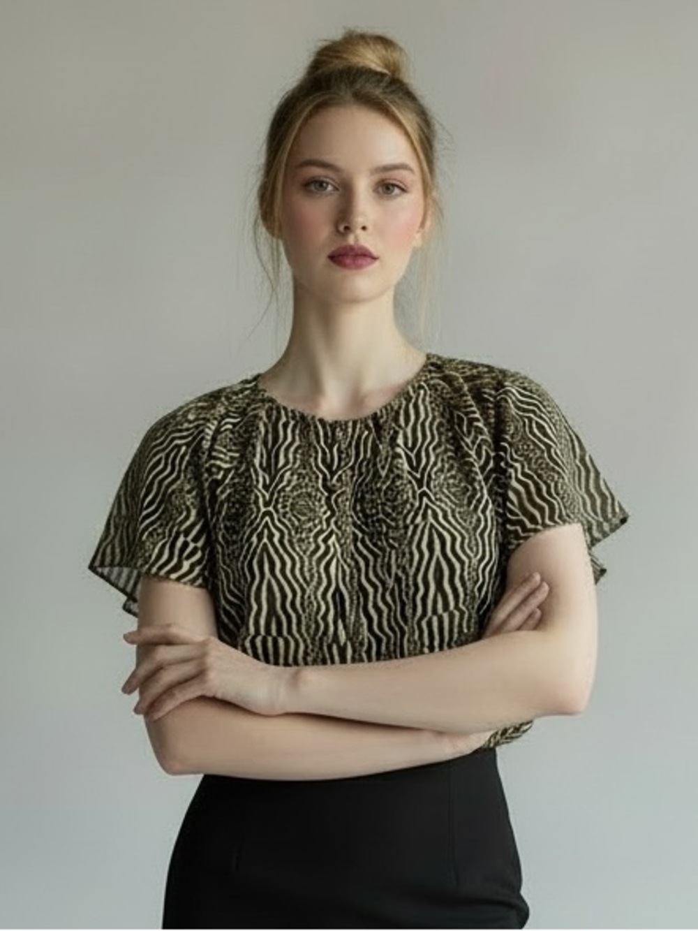Worthington Women's Brown & Cream Printed Short Sleeve Blouse. PM
